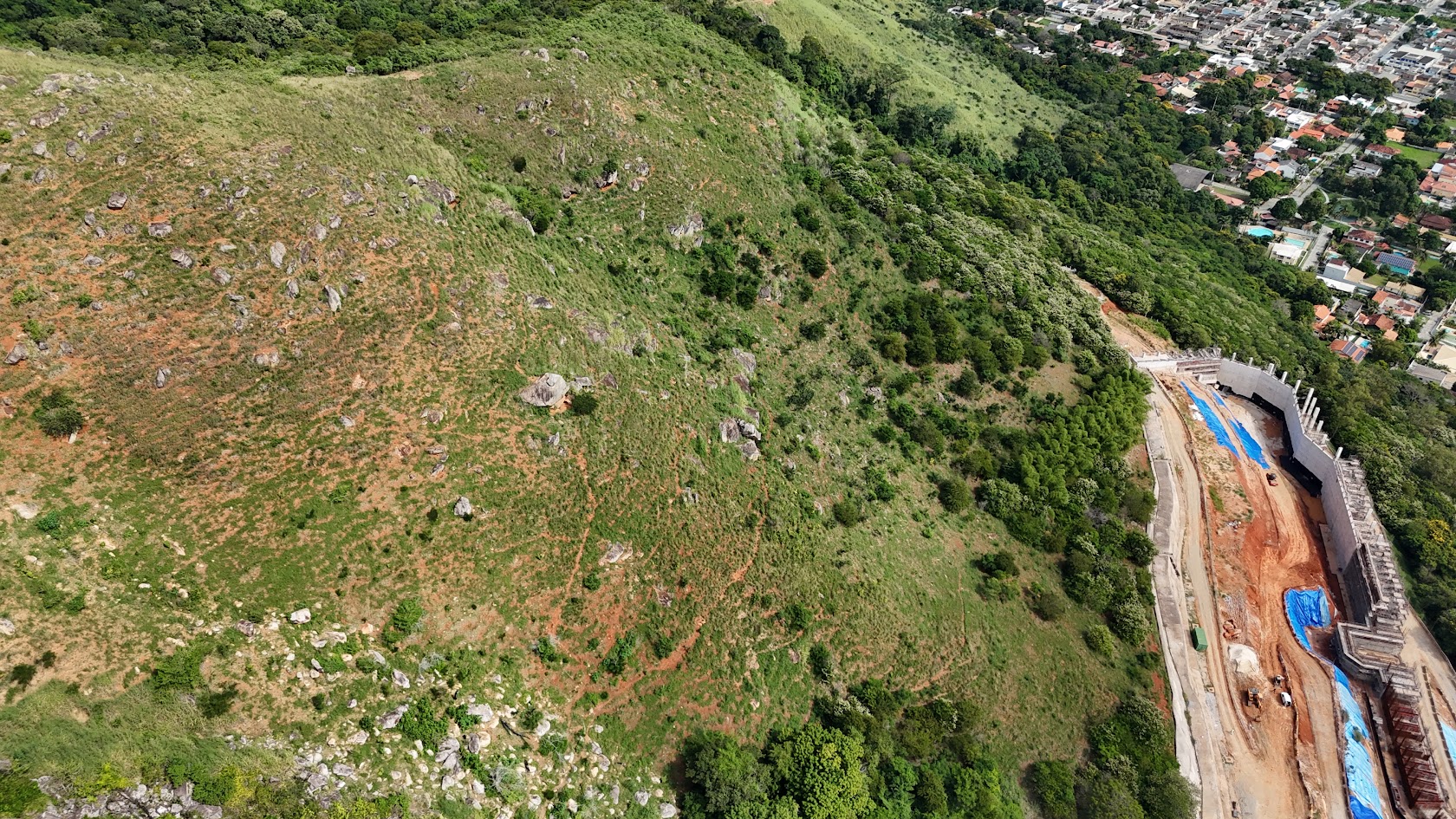 Encosta com contenções em área urbana